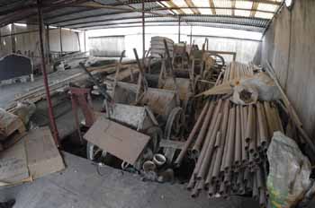 居民樓屋頂變身建材倉(cāng)庫(kù)，安全隱患亟待重視